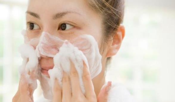 用盐洗脸功效多多 洁面四法则教你洗出牛奶肌