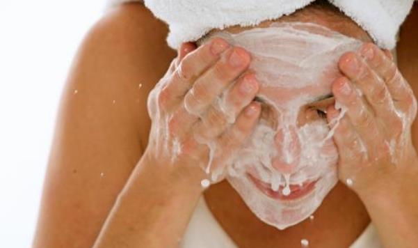 用盐洗脸功效多多 洁面四法则教你洗出牛奶肌