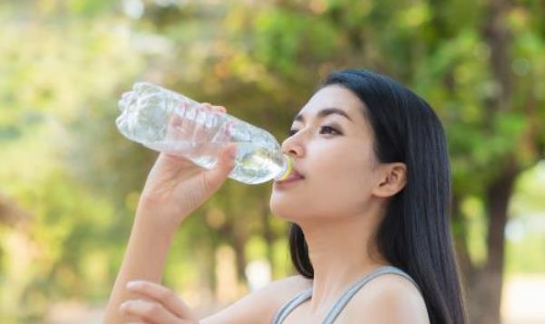 晨起后利于健康的保健事项 四种水早上起床不能喝