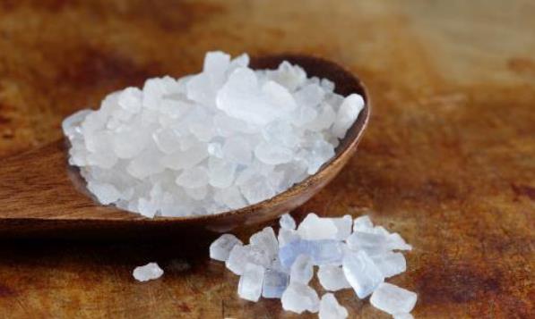 食盐是我们人体所需要的一种物质，但是我们在生活中也要