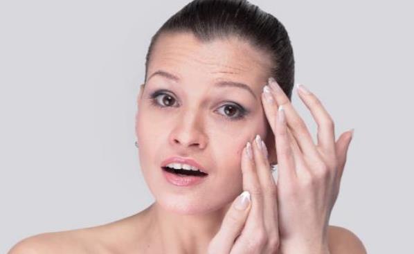 皮肤水分不足易导致眼角皱纹 常做眼部运动告别眼角皱纹