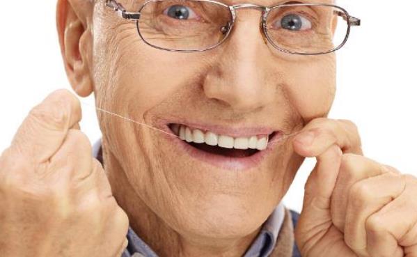 戴假牙并不是一劳永逸的事情 老人戴假牙的注意事项