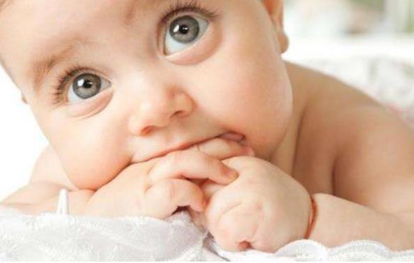  不同时期的宝宝出现吃手的现象 家长要学会正确引导