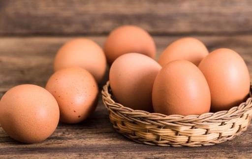 蛋黄打出来是散的还能吃吗？鸡蛋黄黏住鸡蛋壳是坏了吗