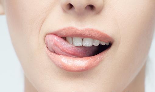 嘴唇干裂是什么原因？嘴唇干怎么办？