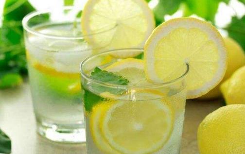 柠檬蜂蜜水有什么功效？喝柠檬蜂蜜水需注意什么？
