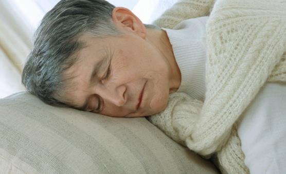 枕头低可提高老年人的睡觉质量 老人选枕头的妙招