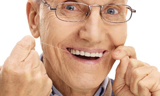 老人戴假牙需注意什么？老人假牙如何保养？