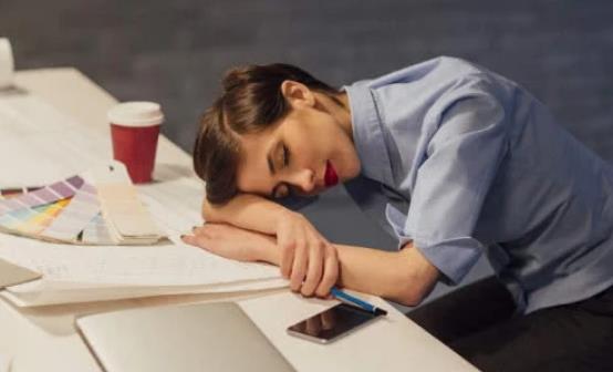 上班族午睡的好处有哪些？上班族如何午休才正确？