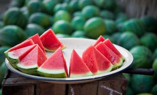 夏日吃西瓜有哪些好处？吃西瓜要注意些什么？