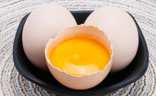 鸡蛋坏了到什么程度不能吃了 鸡蛋黄黏住鸡蛋壳是坏了吗