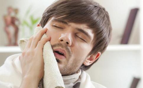 刚拔牙的一两天内可以冰敷，可以缓解拔牙后的疼痛。