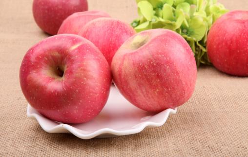 苹果带皮吃好还是削皮吃好？吃苹果皮的好处有哪些？
