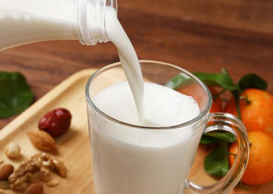 空腹喝牛奶可以减肥吗？喝牛奶减肥要注意什么？