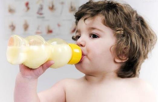 新生儿呛奶有哪些原因？新生儿呛奶有哪些危害？