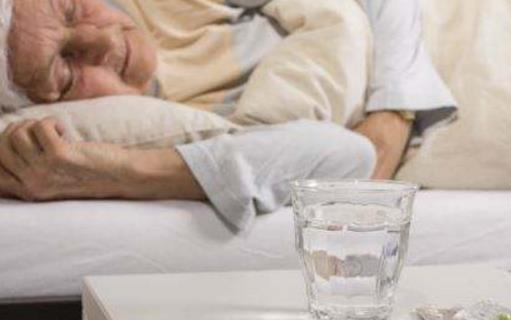 老人睡前能不能喝水？老人睡前不能干什么 ？