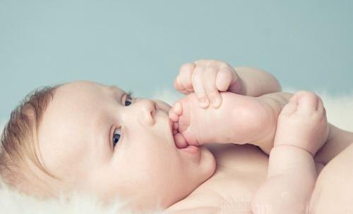 婴儿吃脚的原因是什么？婴儿吃脚有什么好处？