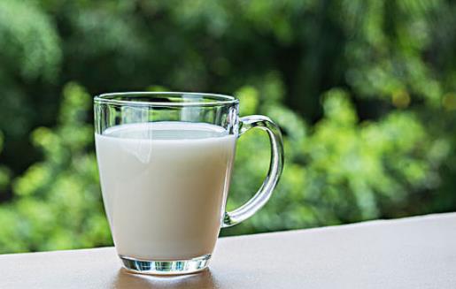 鲜牛奶早上喝还是晚上喝好？鲜牛奶早上空腹可以喝吗