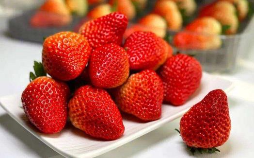 吃草莓可以改善便秘吗？草莓能美白皮肤吗