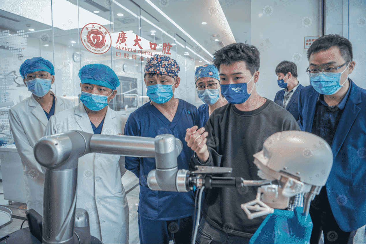 广州种牙技术—种植牙机器人“落户”广大口腔，创新科技为老字号诊疗服务平添新动力