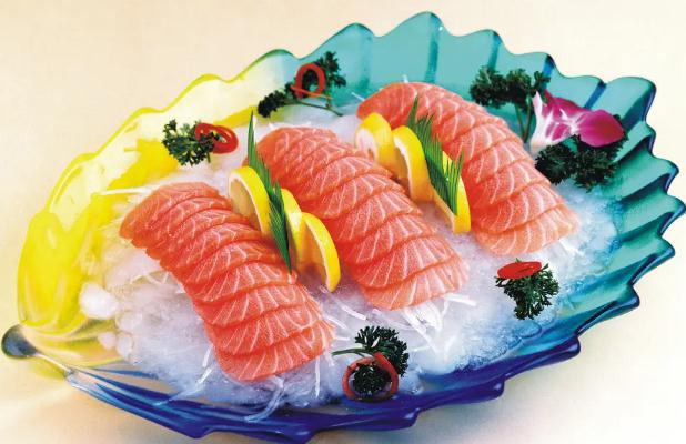三文鱼是生吃的吗？三文鱼生吃和熟吃的营养区别？