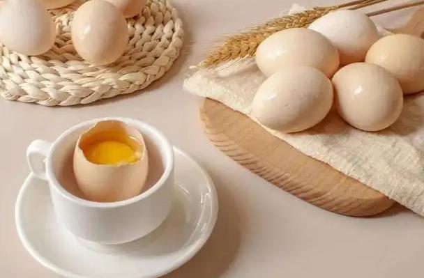 鸡蛋洗了容易坏吗？鸡蛋没坏但有股味是为什么？