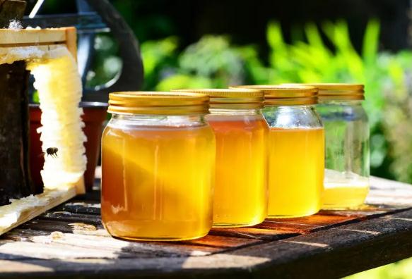 蜂蜜泡酒的功效有哪些？黑芝麻加蜂蜜的功效有哪些？