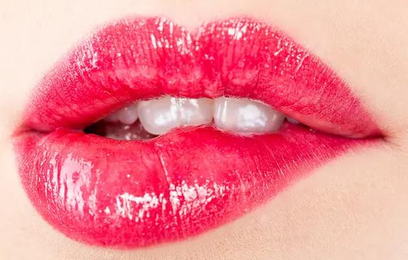 嘴唇干裂出血是什么原因？春天嘴唇干裂脱皮怎么办？