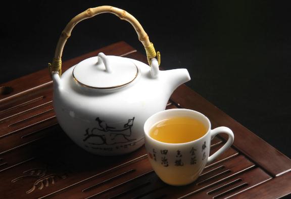 茶叶的功效有哪些？茶叶敷眼睛的好处？