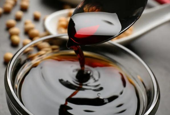 酱油有什么作用呢？吃酱油皮肤真的会变黑吗？