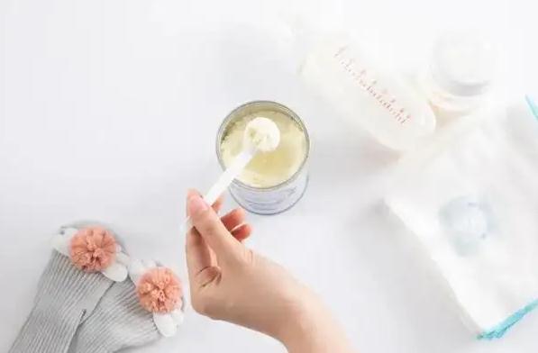 婴儿奶粉怎么选？婴儿可以换不同品牌奶粉喝吗？