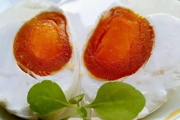包粽子用生鸭蛋黄还是熟的？为什么咸鸭蛋的蛋黄会出油？