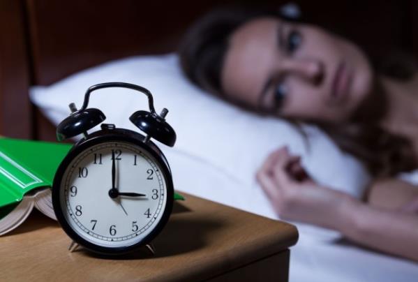12点睡觉算熬夜吗 成年人睡觉时间最晚10-11点每天需6-8小时