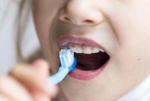 用盐刷牙可以去口臭吗 消毒杀菌分解食物残渣抑制细菌繁殖