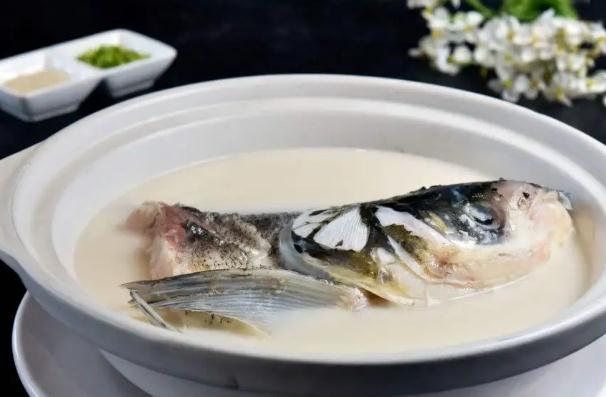 鲫鱼汤的做法有哪些？鱼汤里放什么蔬菜最有营养？