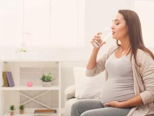 孕妇要多喝水吗 排毒预防上火防止羊水变少