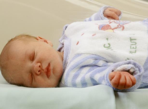 新生儿每天睡几个小时正常 18-20个小时每次45分钟