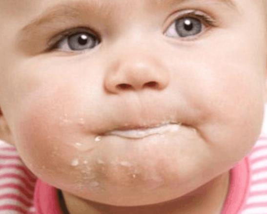婴儿溢奶怎么处理 调整吃奶姿势及时拍嗝排气