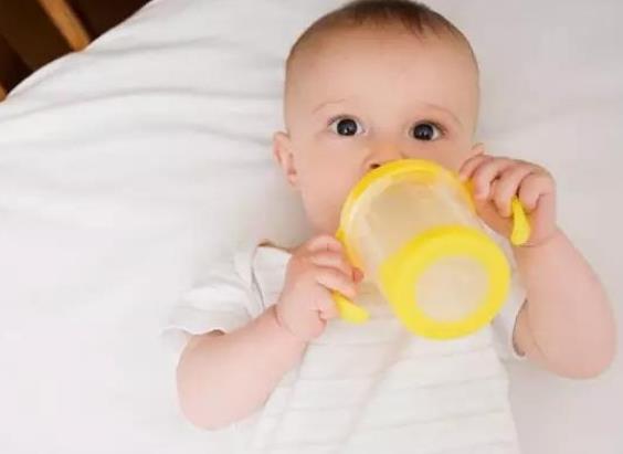 婴儿每天喂多少奶粉 1-3个月90-150ml2-3小喂一次