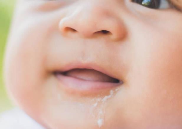 婴儿吐奶是吃太多了吗 肠胃发育不全,消化,喂奶姿势等