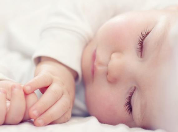 新生儿睡觉打嗝是怎么回事 腹部胀气睡觉姿势不对