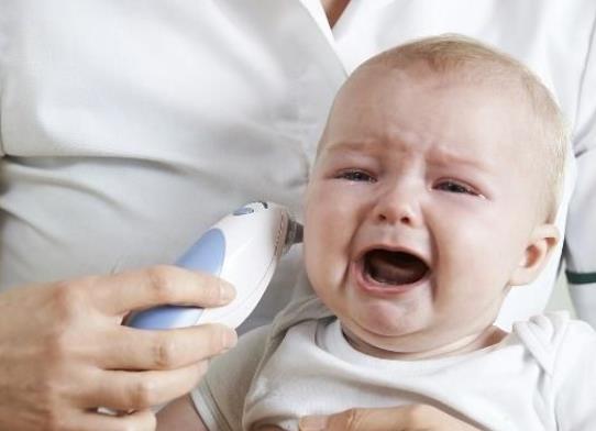 婴儿哭闹不止怎么安抚 轻拍后背观察状态分散注意力