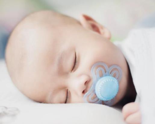 安抚奶嘴对宝宝有影响吗 带来安全感替手指吮吸鼻子呼吸