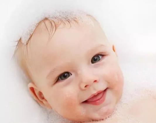 给宝宝洗头的正确方法 仰式姿势每周不超过两次